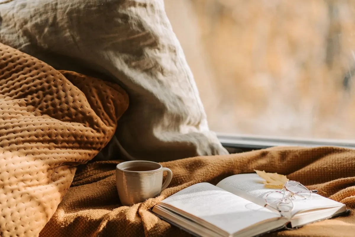 Cozy Bedroom Decor for Fall: Layering Textures and Warm Tones